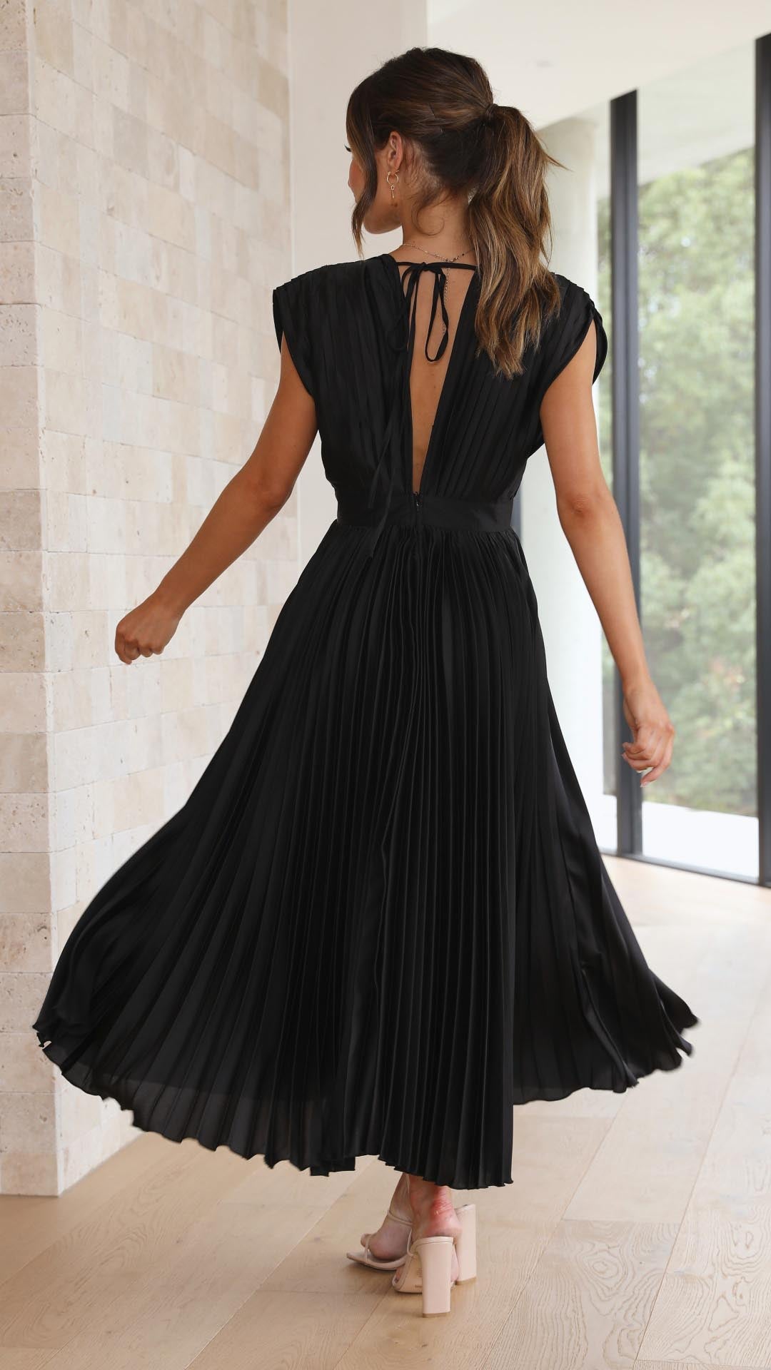 Kenna | Women’s Summer V-Neck Pleated Maxi Dress